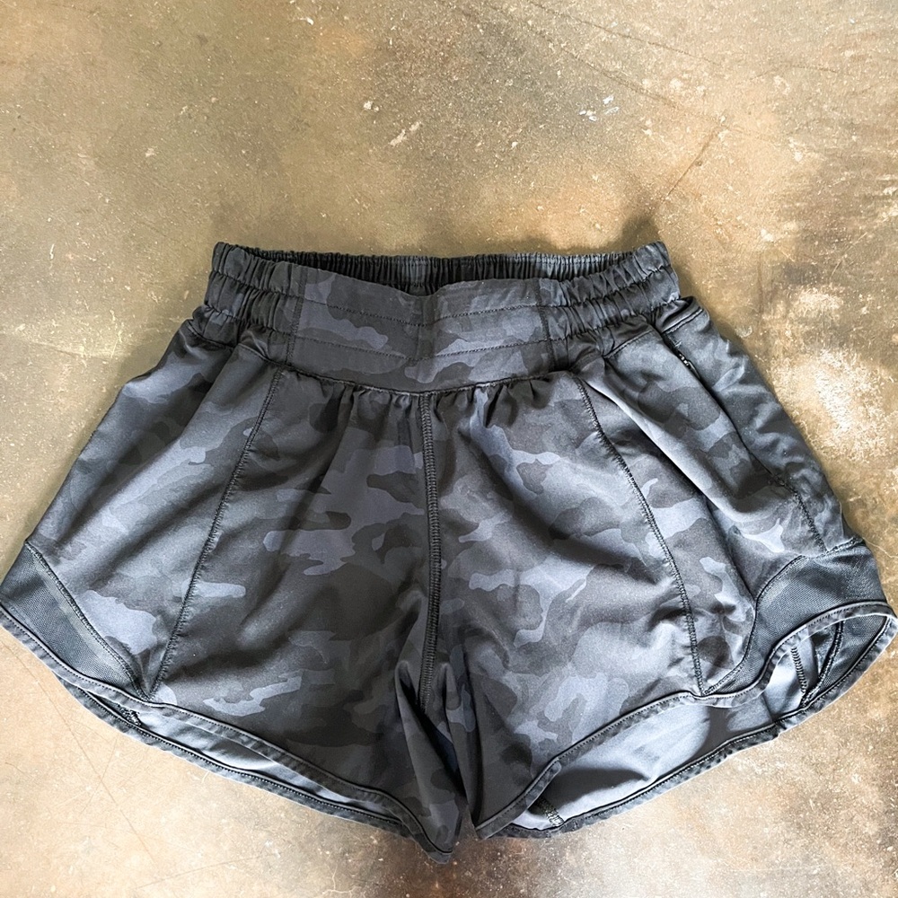 Lululemon Hotty Hot High-Rise Lined Short 4" Camo